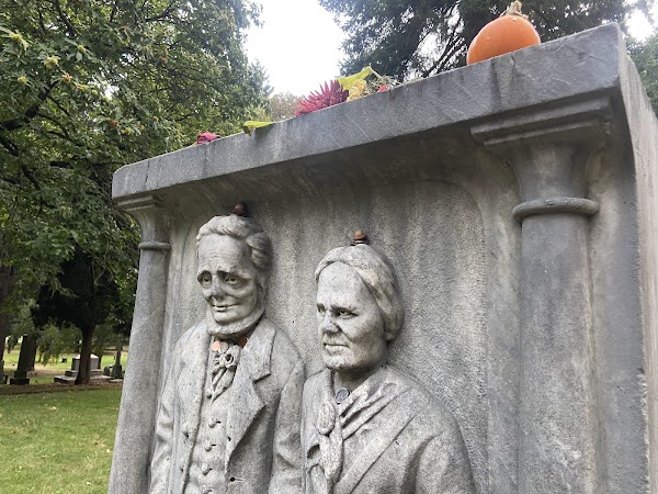Lone Fir Cemetery grounds
