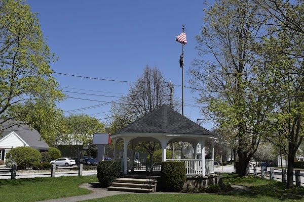 Lyman Memorial Park (Raymond Town Common) grounds