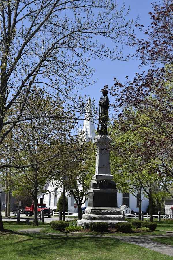 Lyman Memorial Park (Raymond Town Common) grounds