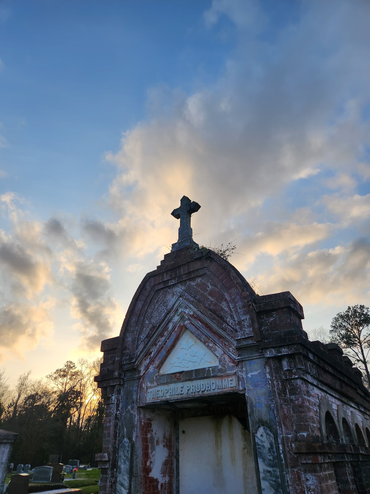 Mandeville Cemetery cemetery grounds and headstones