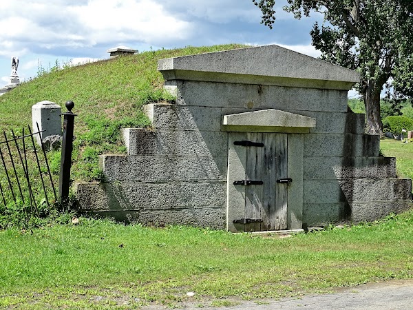 Maplewood Cemetery grounds
