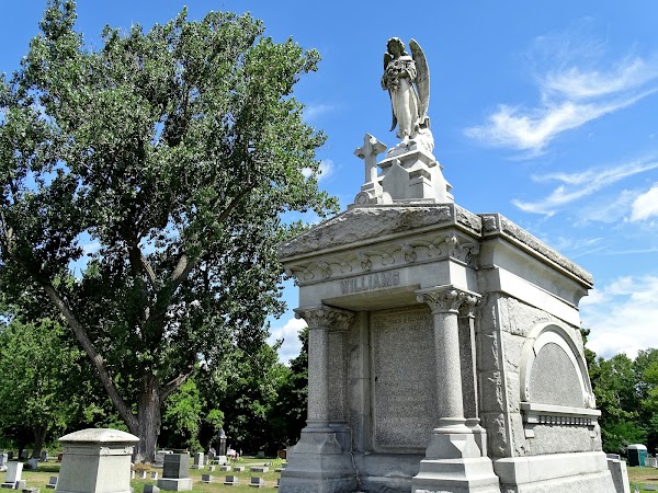 Maplewood Cemetery grounds