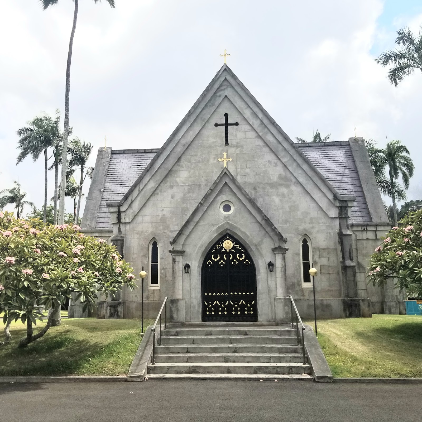 Mauna ʻAla — Royal Mausoleum headstone and grounds