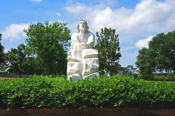 Meadowlawn Memorial Park grounds