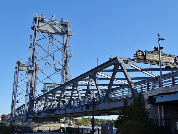 Memorial Bridge grounds