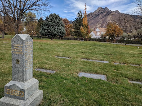 Memorial Holladay Cemetery grounds
