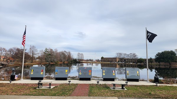 Memorial Lake Park grounds