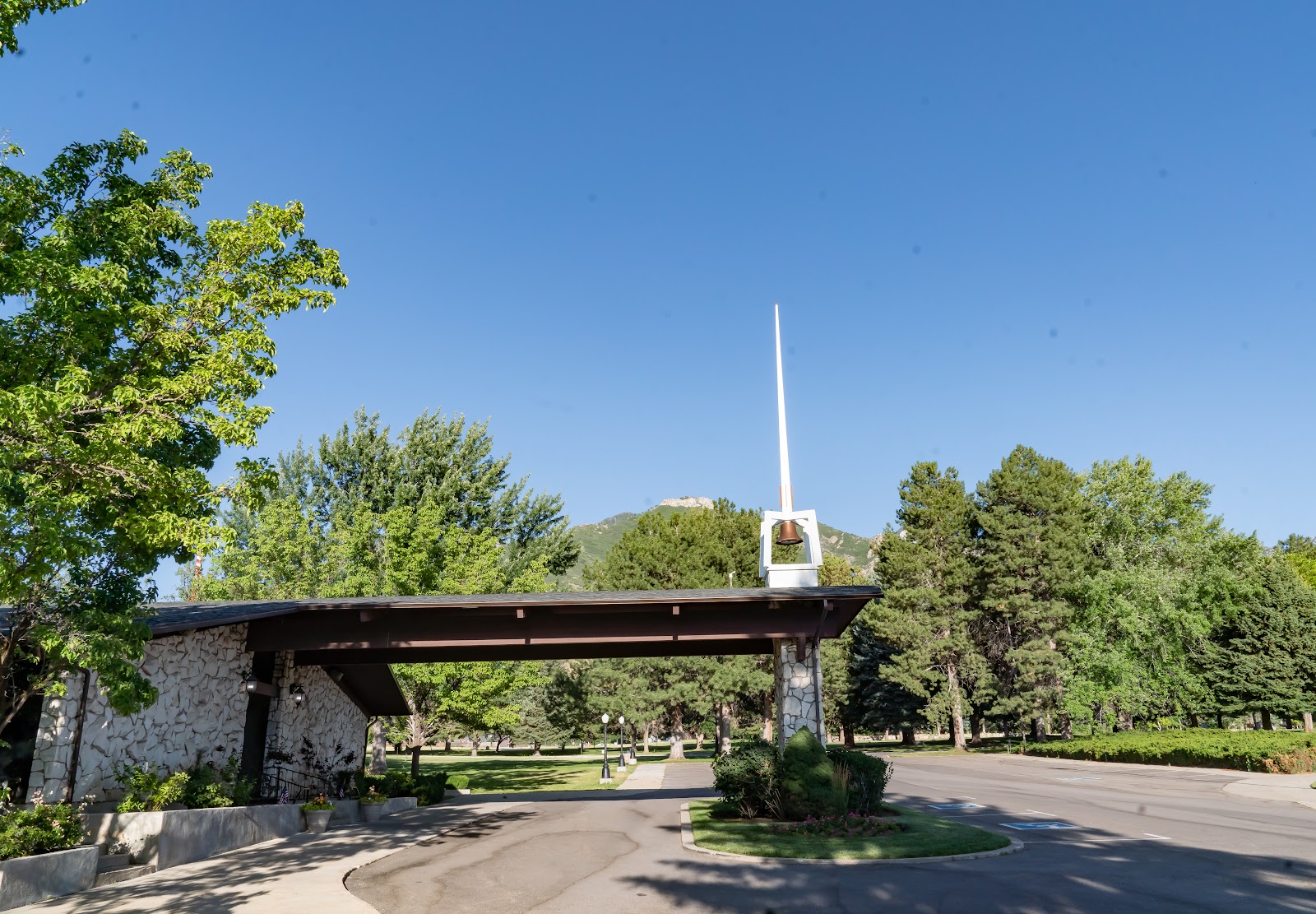Memorial Mountain View Mortuary, Cemetery and Pet Garden cemetery grounds and headstones