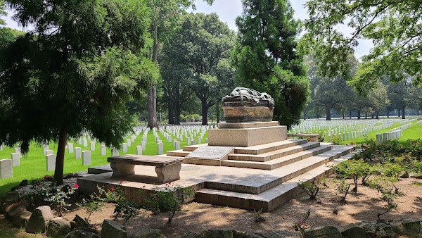 Memphis National Cemetery grounds