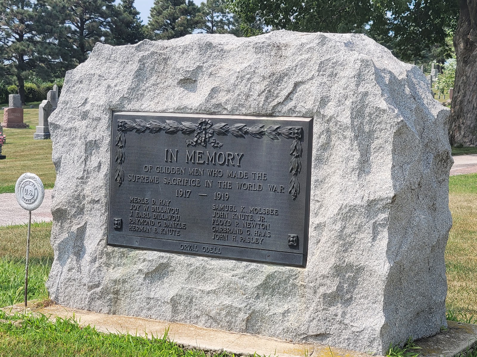 Merle Hay Memorial Cemetery cemetery grounds and headstones