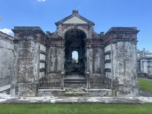 Metairie Cemetery grounds