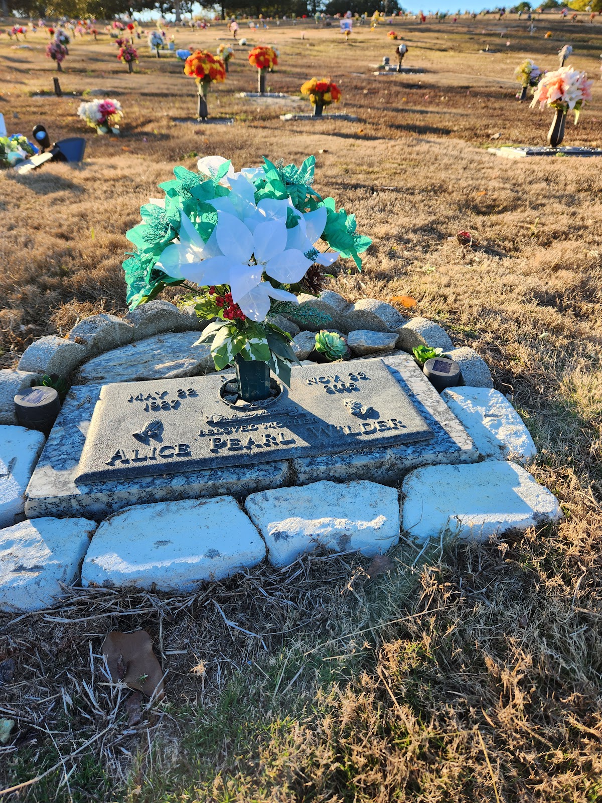 Middle Georgia Memorial Gardens cemetery grounds and headstones