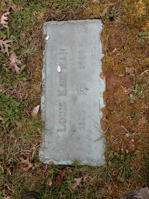 Monte Vista Park Cemetery grounds