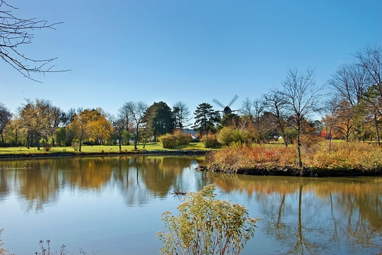 Mount Emblem Cemetery grounds