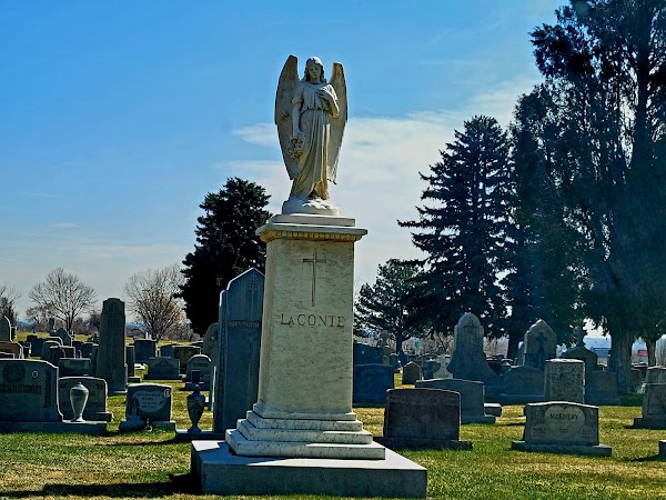 Mount Olivet Catholic Cemetery grounds