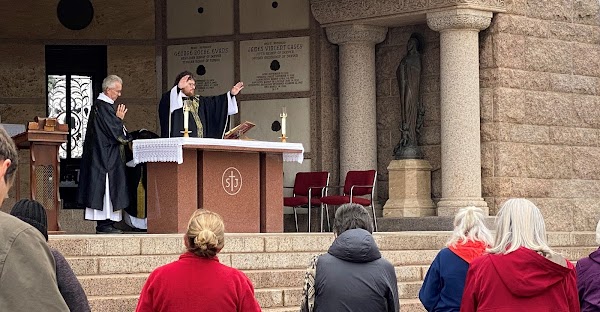 Mount Olivet Catholic Cemetery grounds