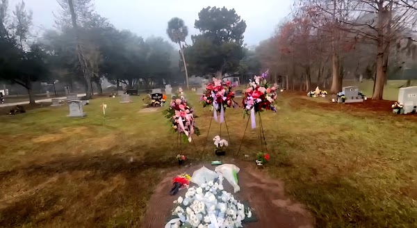 Mount Peace Cemetery grounds