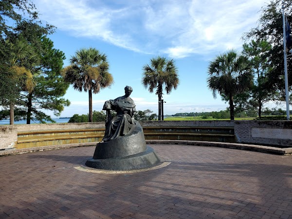 Mount Pleasant Memorial Waterfront Park grounds