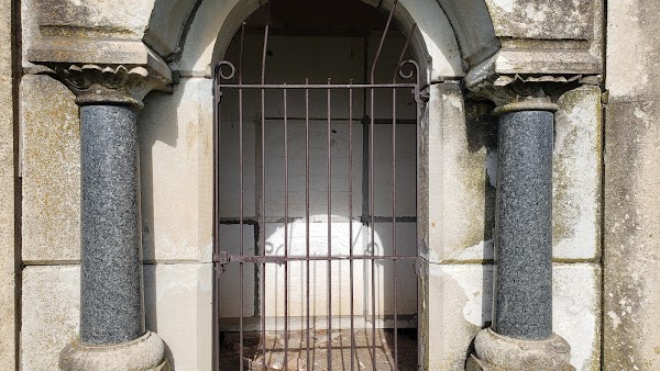 Mount Vernon Cemetery grounds