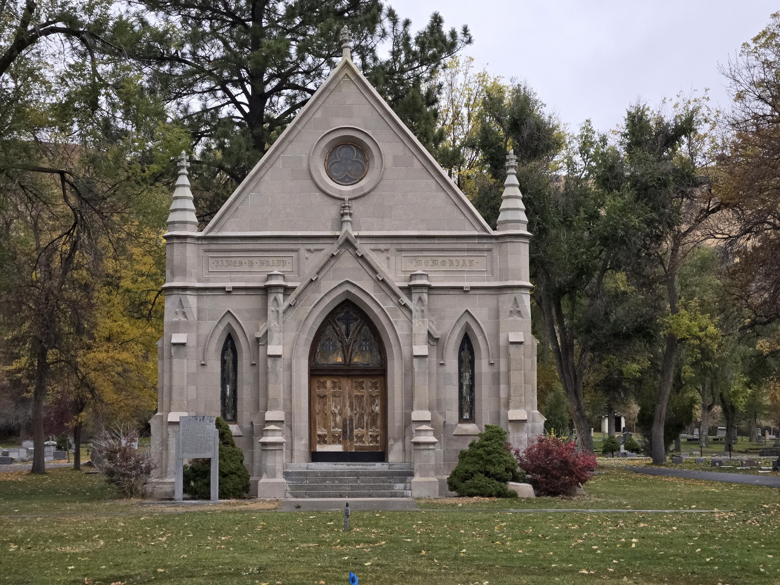 Mountain View Cemetery cemetery grounds and headstones