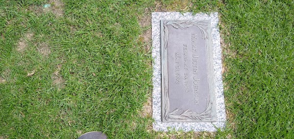 Mountain View Park Cemetery grounds