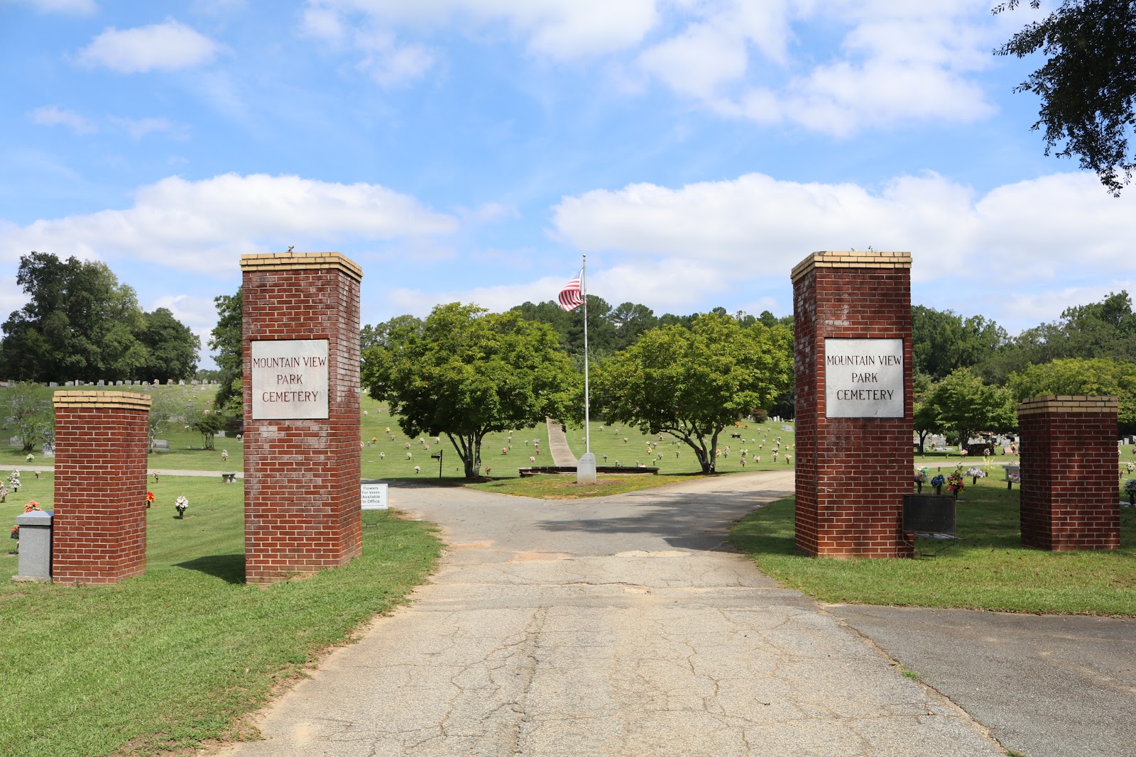 Mountain View Park Cemetery cemetery grounds and headstones