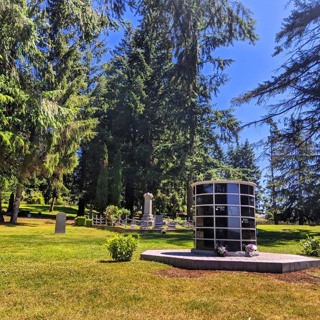 Mt. Olivet Cemetery cemetery grounds and headstones