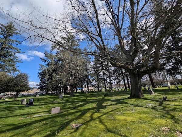 Multnomah Park Cemetery grounds