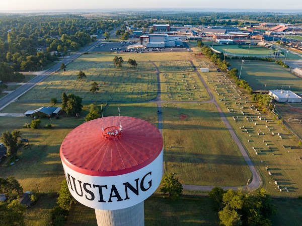 Mustang Cemetery grounds