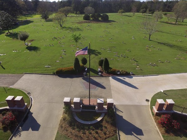 Natchez Trace Memorial Park Cemetery grounds
