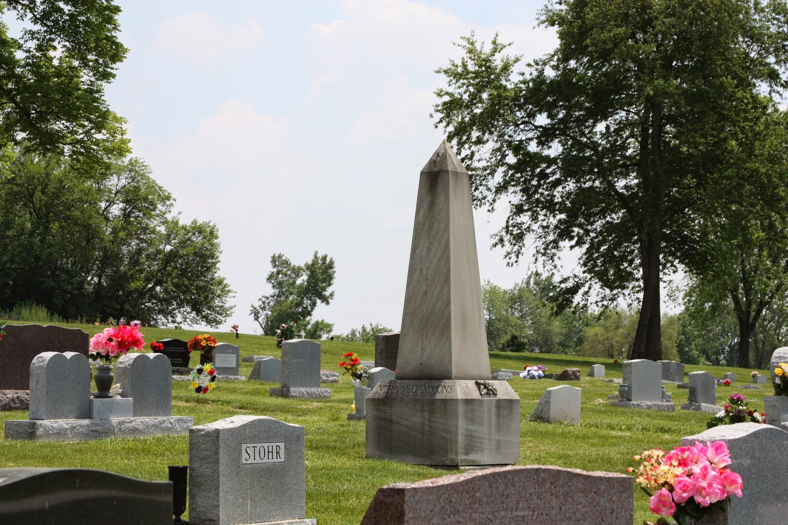 New Crown Cemetery cemetery grounds and headstones