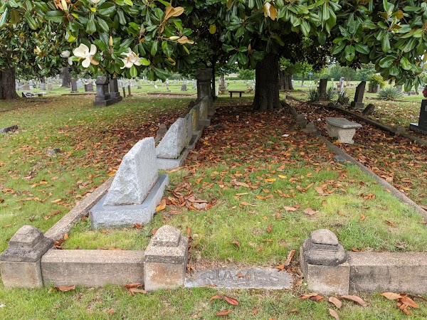 Oak Grove Cemetery grounds