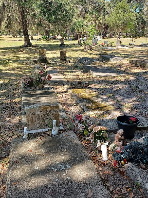 Oak Grove Cemetery grounds