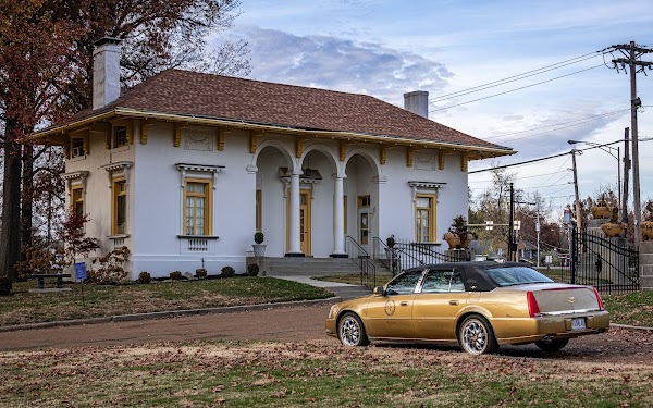 Oak Grove Memorial Mausoleum grounds