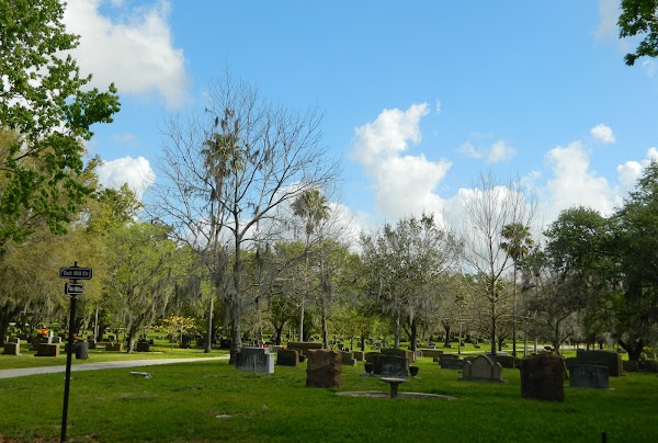 Oak Hill Burial Park grounds