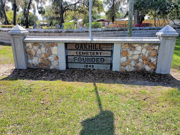 Oak Hill Cemetery grounds