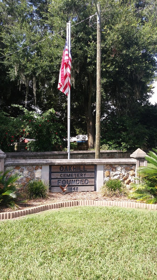 Oak Hill Cemetery grounds