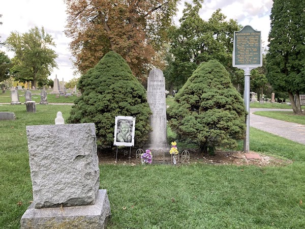 Oak Hill Cemetery grounds