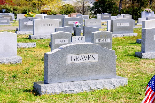 Oak Hill Cemetery grounds