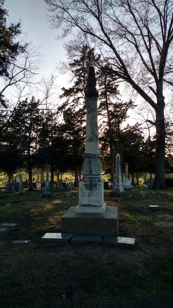 Oak Hill Cemetery grounds