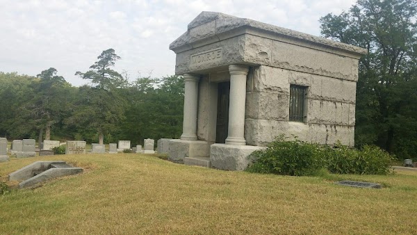Oak Hill Cemetery grounds