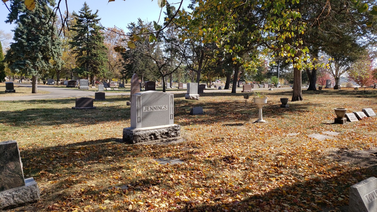 Oak Hill Cemetery cemetery grounds and headstones