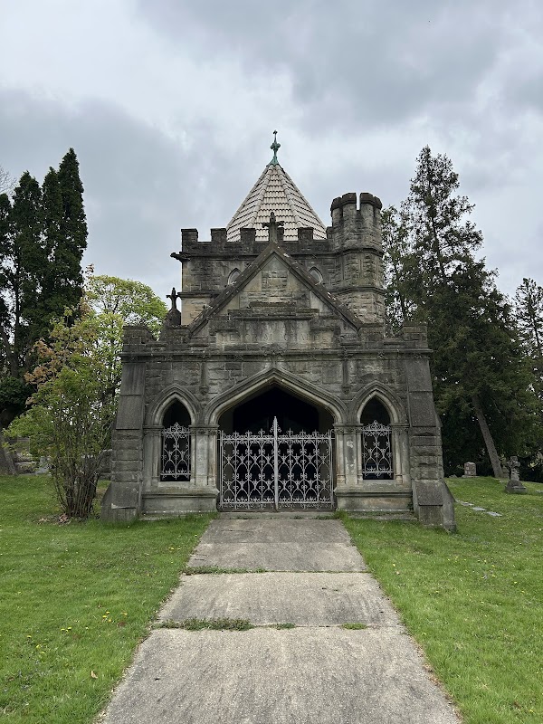Oak Hill Cemetery grounds