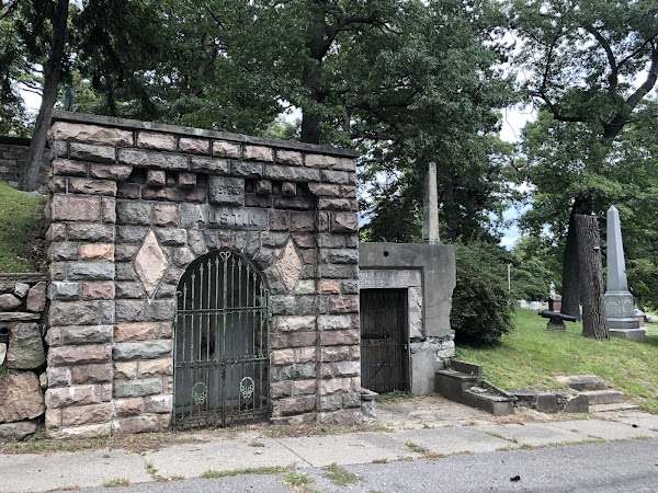 Oak Hill Cemetery grounds