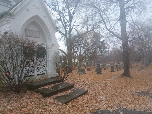 Oak Hill Cemetery grounds