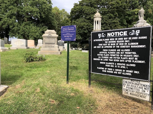 Oak Hill Cemetery grounds