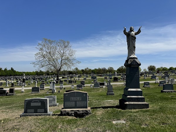 Oak Lawn Cemetery grounds