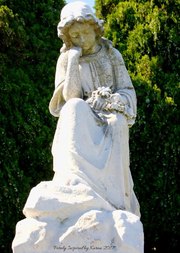 Oak Lawn Cemetery grounds