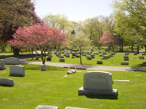Oak Lawn Cemetery grounds