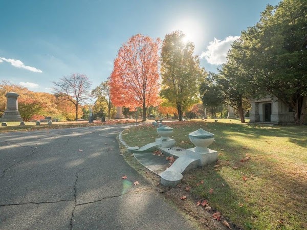 Oak Lawn Cemetery grounds